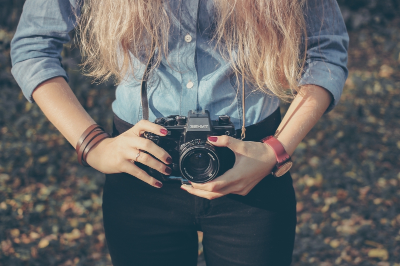 photographe-GRIMAUD-min_hand-person-girl-woman-camera-photography-614-pxhere.com